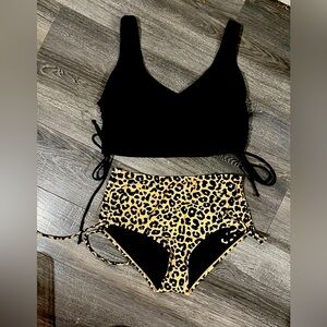 Women’s Medium Leopard Cheetah Print Bikini Swimsuit Black Top